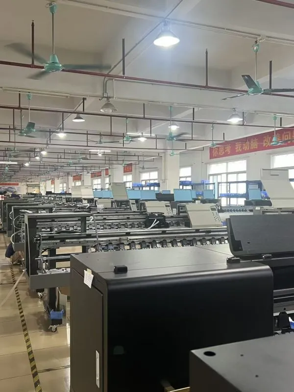 Técnico de fábrica inspeccionando una impresora textil digital configurada