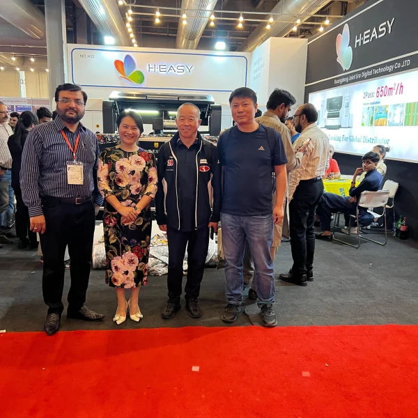 Feria de impresoras textiles digitales de H·EASY y demostración a clientes