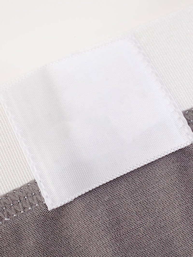 Cinta sin imprimir. El material sin imprimir para etiquetas de cuidado entra en el flujo de trabajo sin planchas.