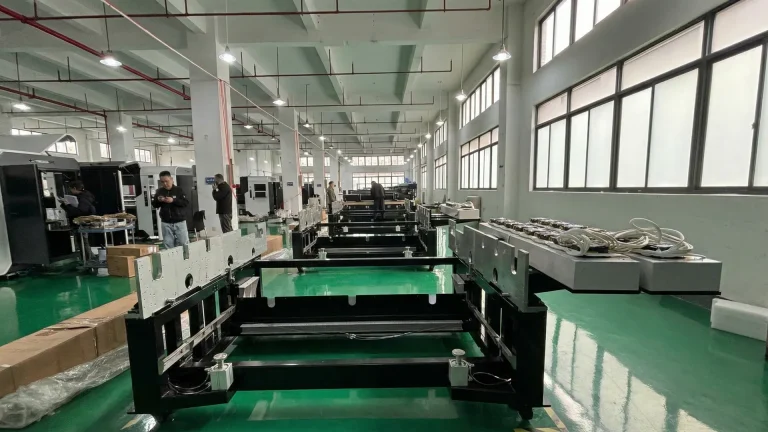 Inspección del montaje de una impresora textil HY-Series en el taller de fabricación