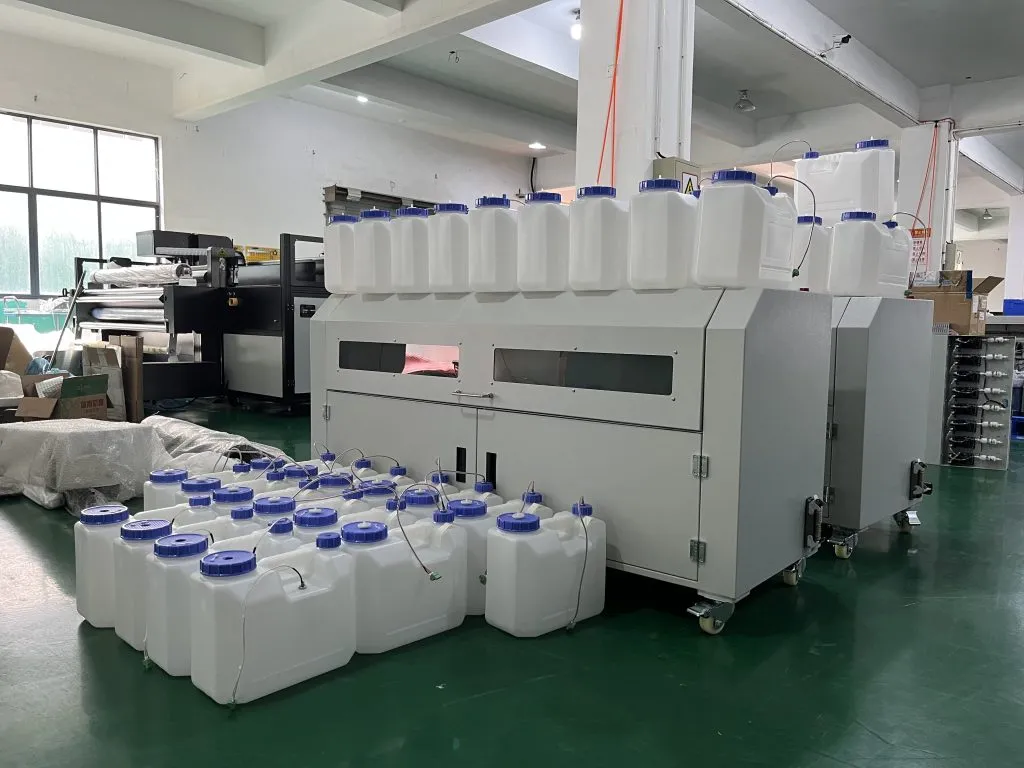 Filas de envases blancos de suministro de tinta dispuestos alrededor de una unidad de impresión textil industrial