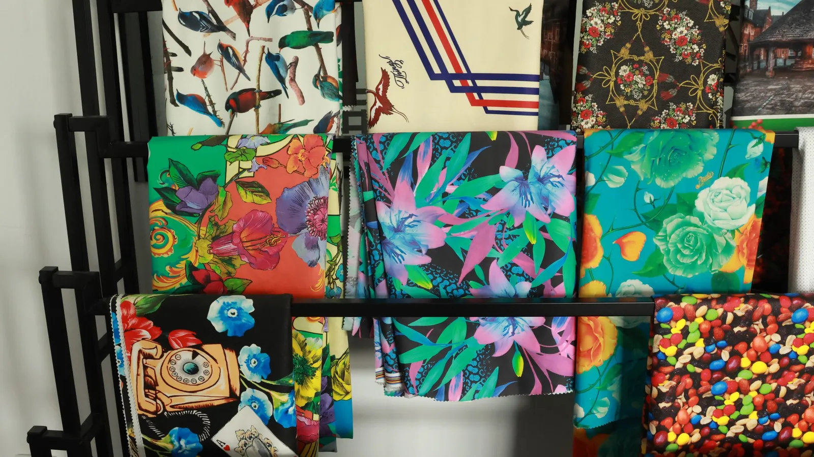 Estante de muestras de tela impresas digitalmente con motivos florales y botánicos