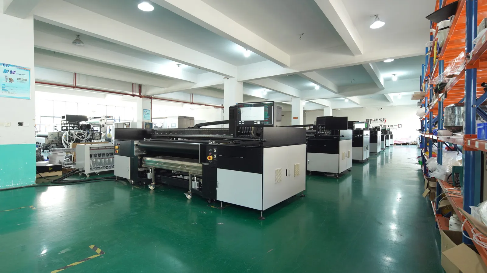 Filas de impresoras textiles de gran formato instaladas en un taller de fabricación limpio