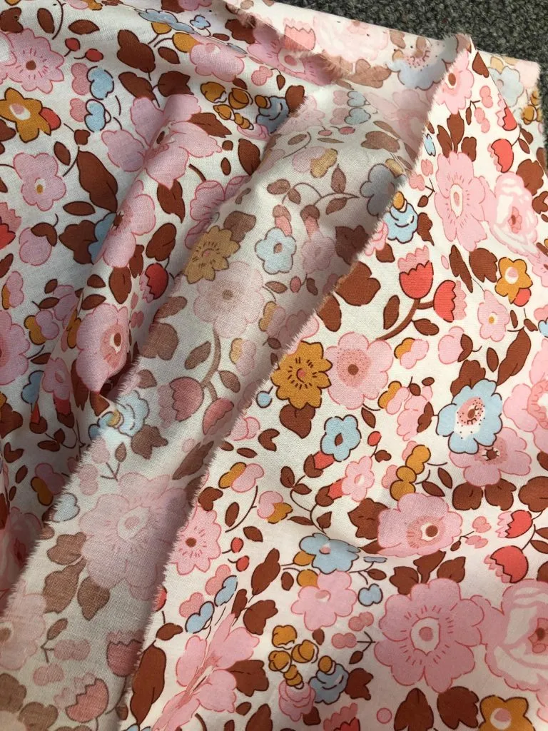 Vista cercana de tejido plano doblado con un estampado floral multicolor