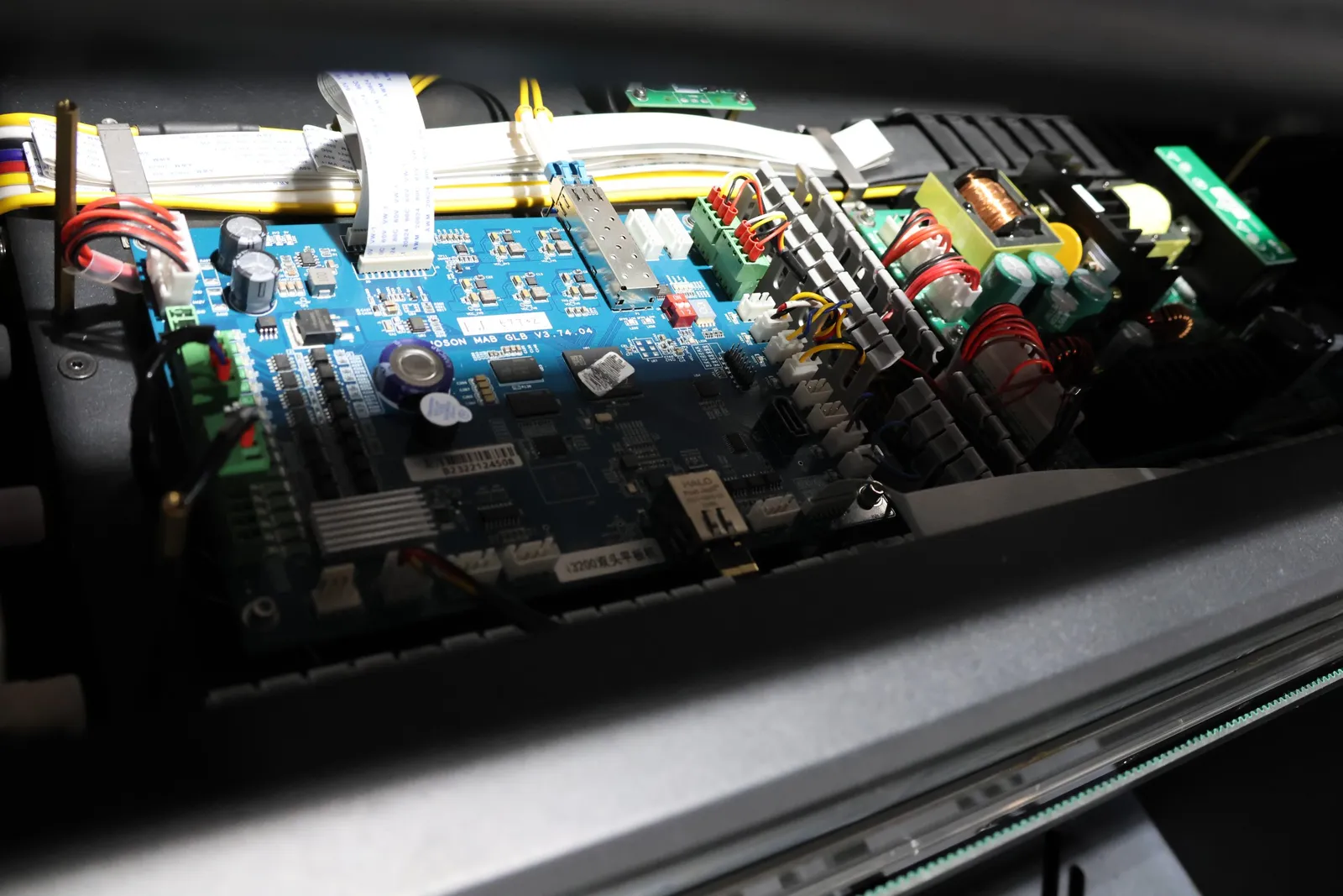 Electrónica de control y conexiones de cable dentro de una impresora directa a prenda