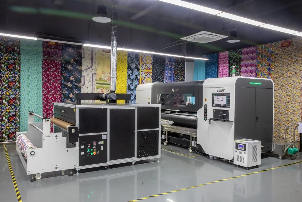 Complete roll-to-roll textile printing line with printer, fabric feed, and finishing unit