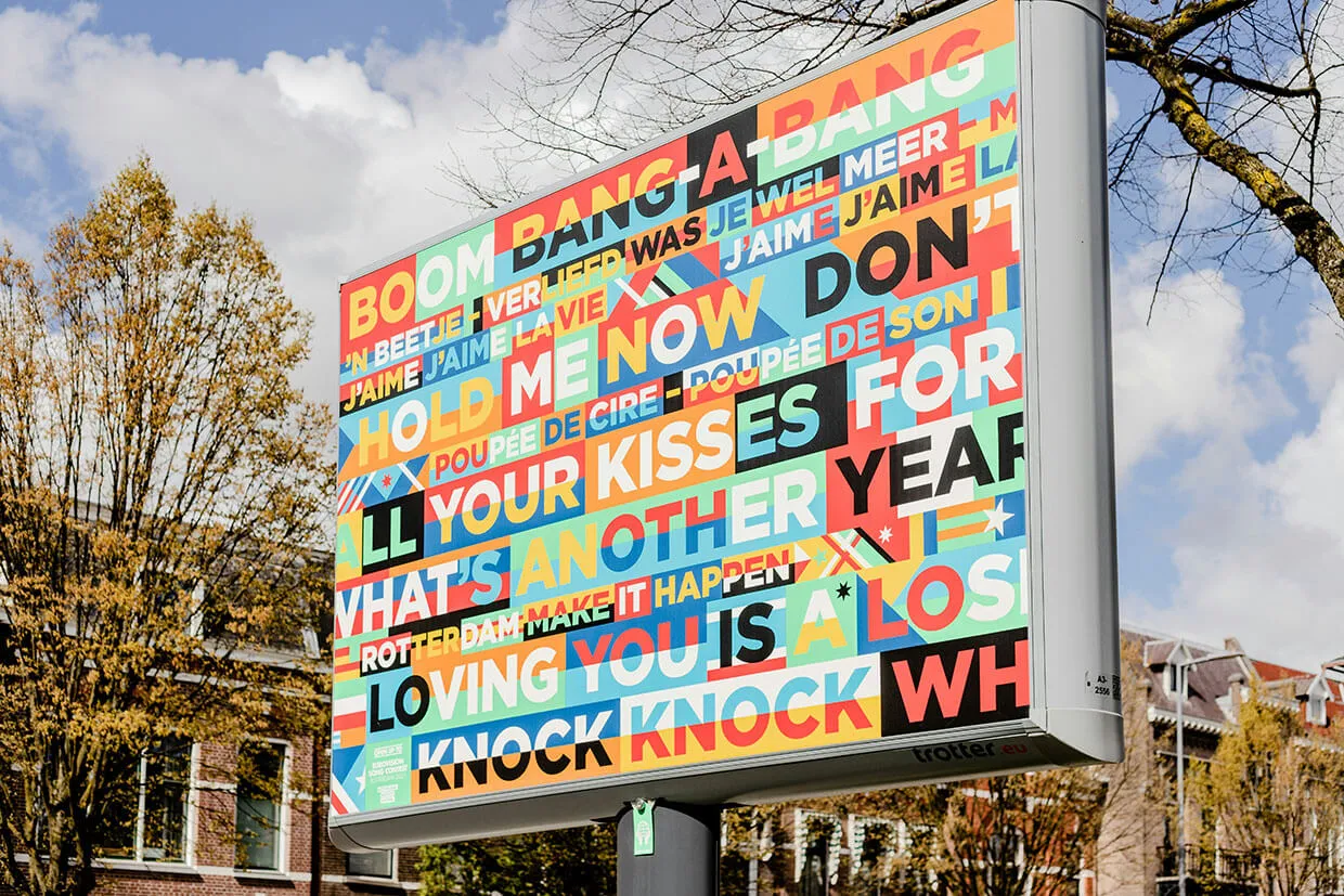 Gran valla publicitaria exterior con tipografía multicolor saturada